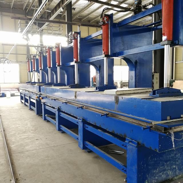 發泡機，聚氨酯寬板發炮臺調試完成